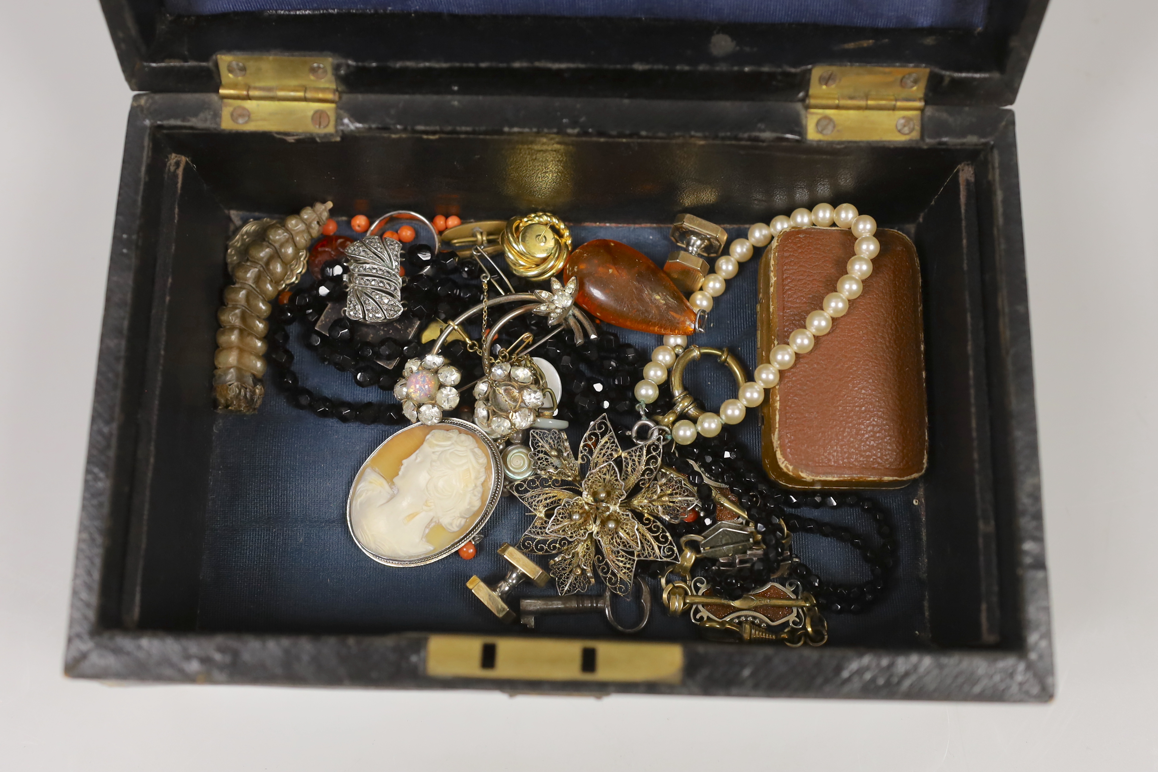 A quantity of assorted mainly costume jewellery.